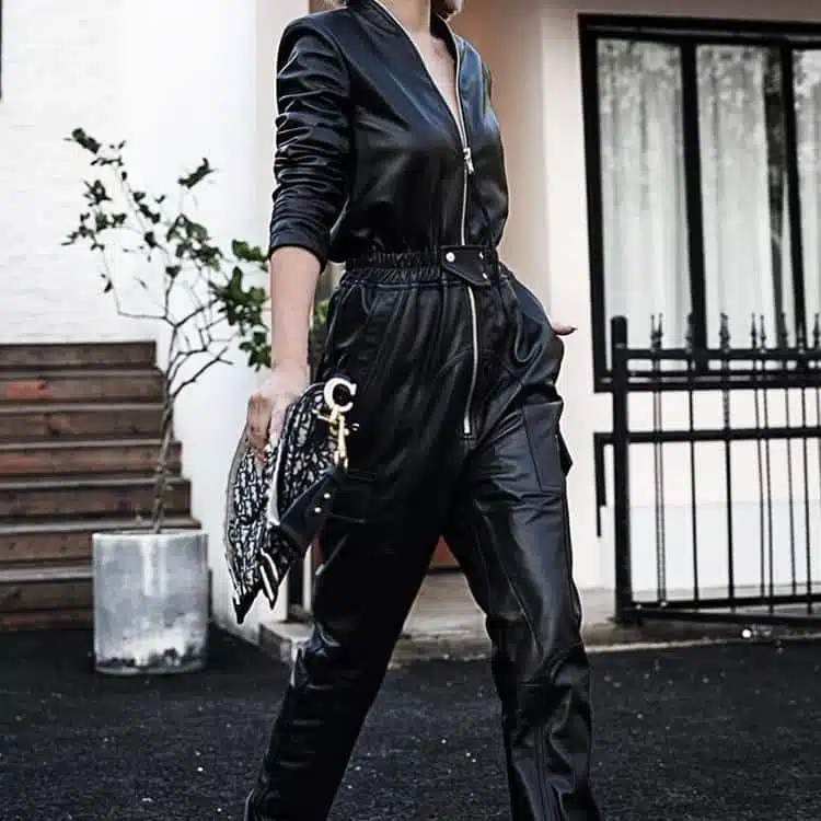 Femme dans une rue se tenant debout avec une combinaison noire