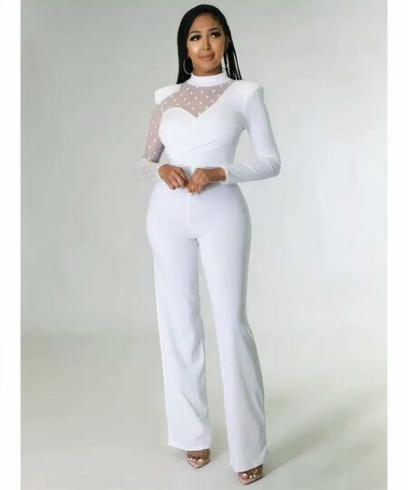 Femme debout portant une combinaison blanche avec un décolleté sur fond blanc