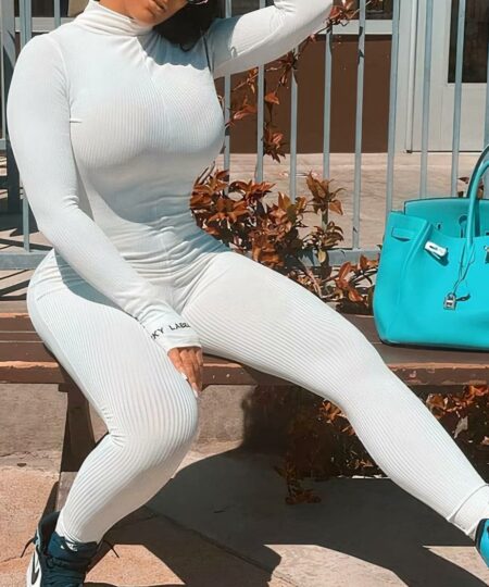 Femme assise sur un banc avec une combinaison blanche