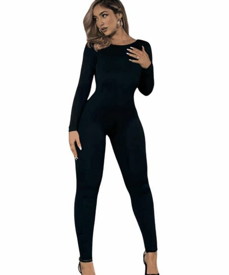 Femme avec une combinaison noire et des talons noirs sur fond blanc