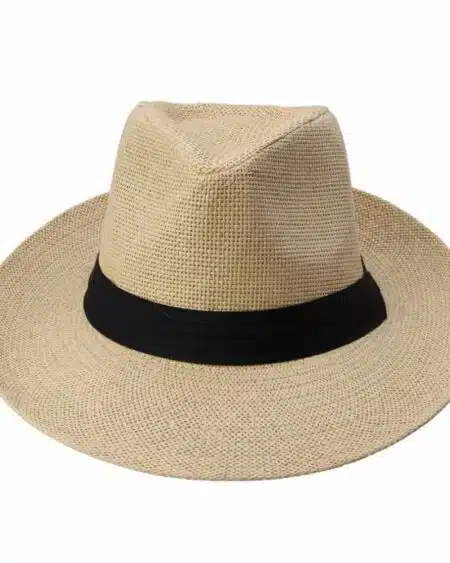chapeau de paille d'été tendance à bande noire sur fond blanc