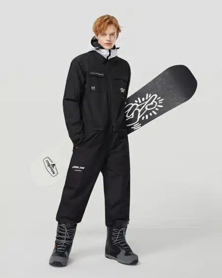 Un homme qui porte une combinaison de ski noire
