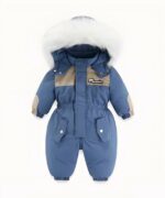 Combinaison de ski enfant chaude et confortable avec capuche sur fond blanc
