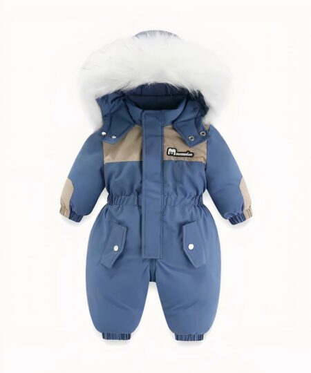 Combinaison de ski enfant chaude et confortable avec capuche sur fond blanc