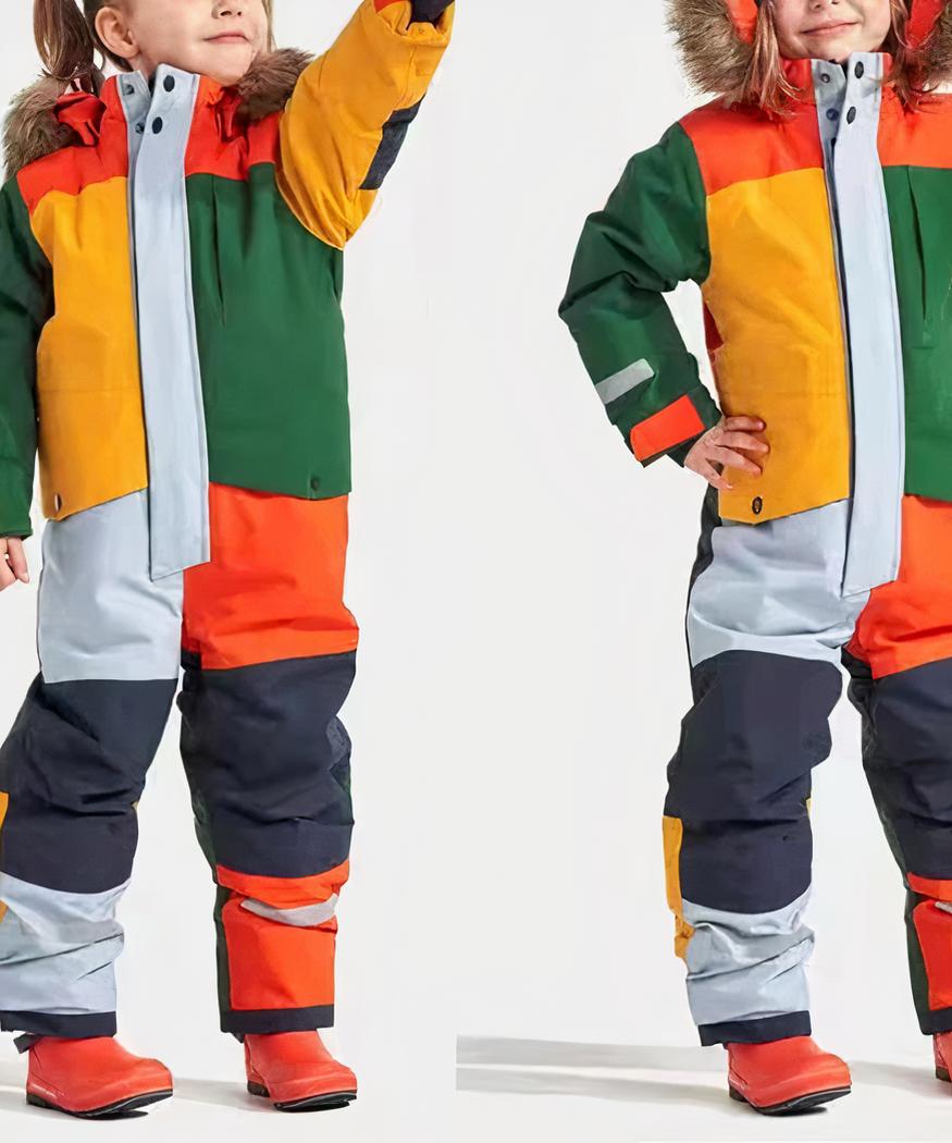 Combinaison de ski enfant colorée et imperméable pour fille et garçon portée par une petite fille sur fond gris
