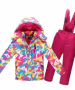 Combinaison de ski enfant deux pièces avec intérieur doublé sur fond blanc