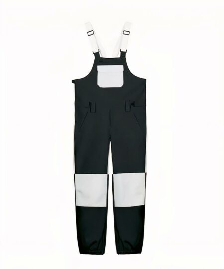 Combinaison de ski femme chaude et isolante en forme de salopette sur fond blanc