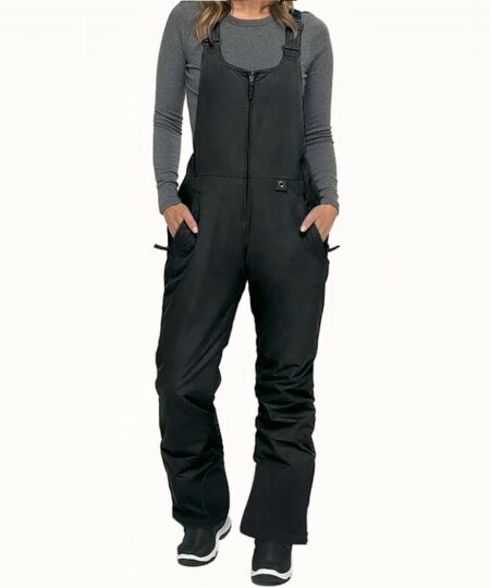 Combinaison de ski femme chaude style salopette portée par une femme avec un pull gris sur fond blanc