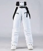 Combinaison de ski femme avec pantalon à bretelles et imperméable sur fond gris
