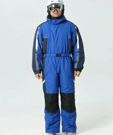 Combinaison de ski homme une pièce chaude et résistante portée par un homme avec un casque de ski sur fond gris
