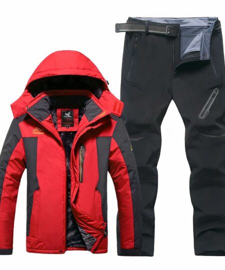 Combinaison de ski homme avec veste et pantalon doublé sur fond blanc