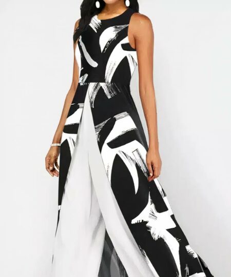 on voit une femme debout en combinaison noire et blanche à imprimé géométriques c'est une combinaison pantalon avec un voile sur l'arrière comme une jupe