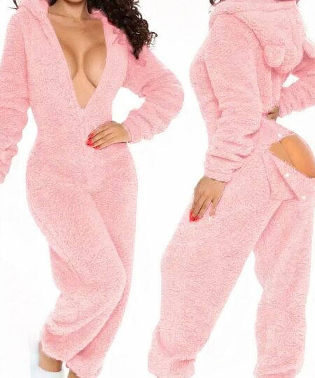 on voit une femme debout de face et de dos ce sont deux photos en une. Elle porte une combinaison pyjama à rabat rose pilou pilou