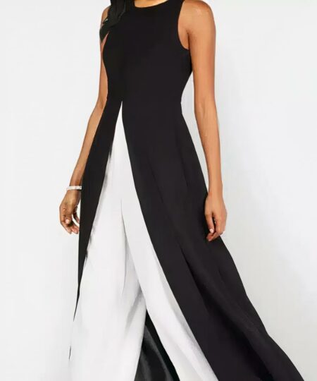 on voit une femme en combinaison bi couleur noire et blanc