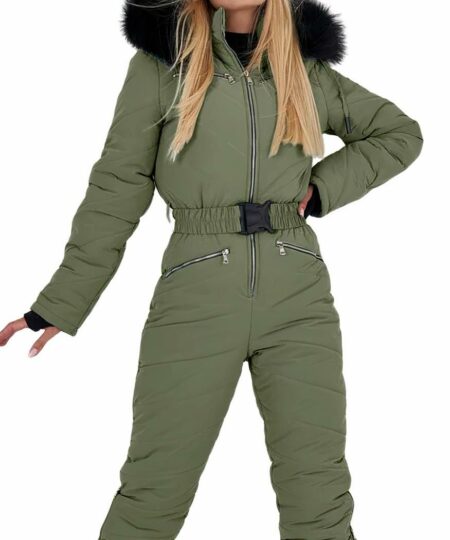 on voit une femme blonde dans une combinaison de ski verte kaki avec une capuche à fourrure
