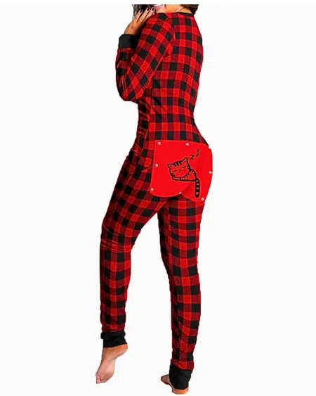 on voit une femme de dos elle se retourne et regarde par dessus son épaule, elle porte une combinaison pyjama à carreaux rouge et noir pour femme elle est pied nus